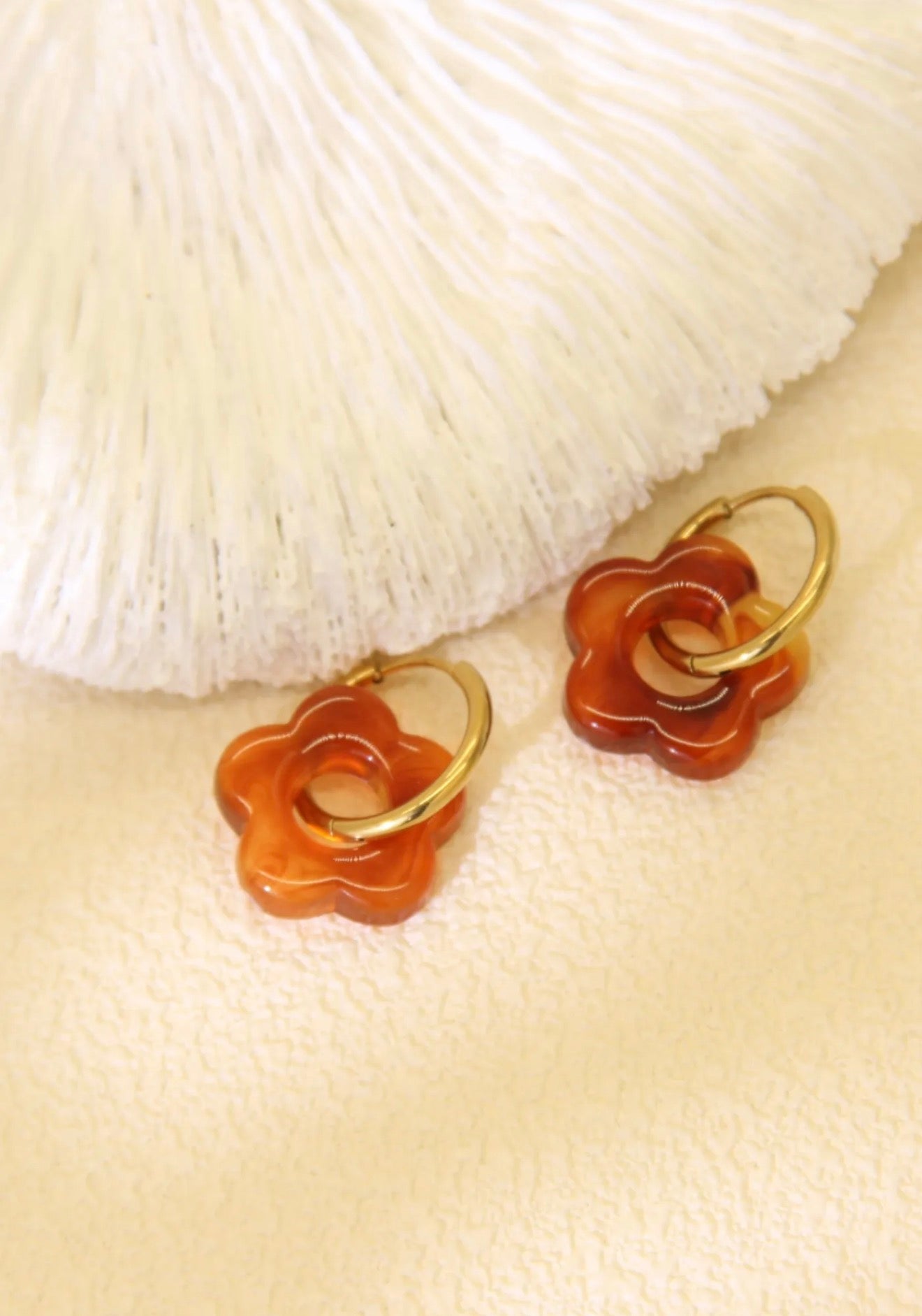 Boucles d’Oreilles Fleur Ambrée ✨